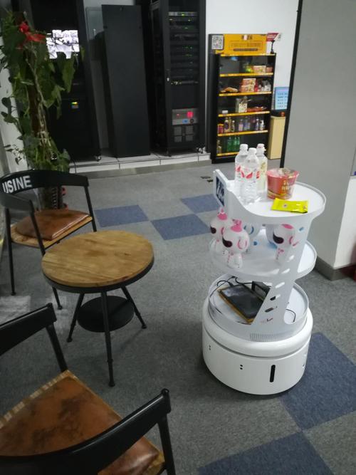 餐厅传菜机器人 多层餐车 无轨机器人 智能服务员